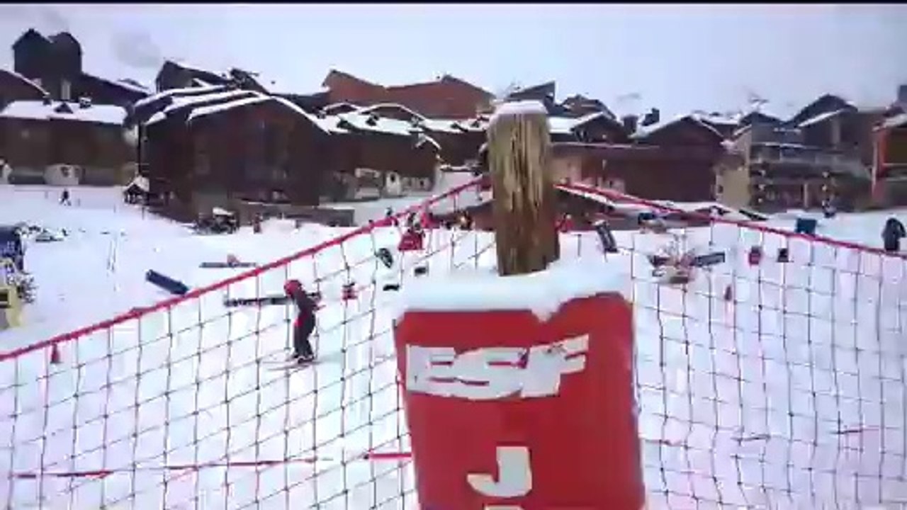 Aurore marche en descendant: la neige colle!