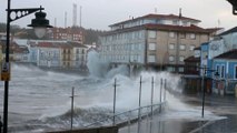 Temporal Asturias: Enormes olas golpean contra edificios en Luanco