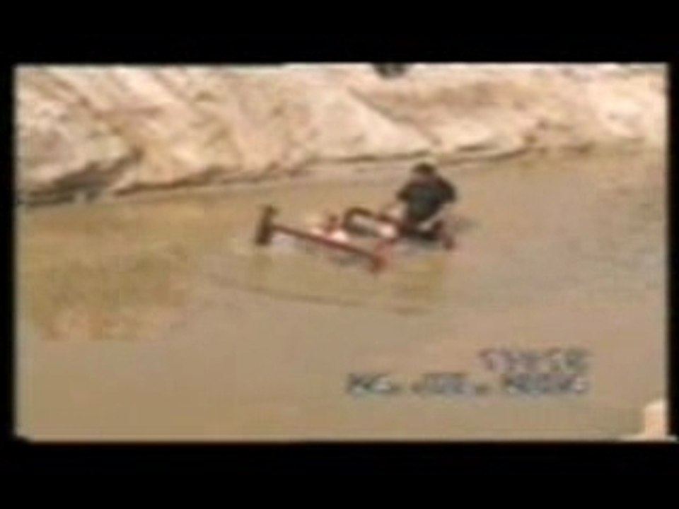 jeep car traversé riviere boue