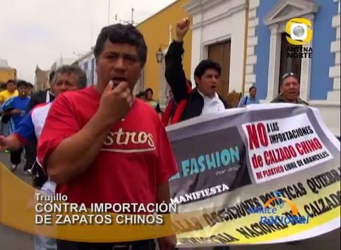 Empresarios y productores de cuero y calzado protestan y piden al gobierno del presidente Ollanta Humala frene las importaciones de calzado chino.