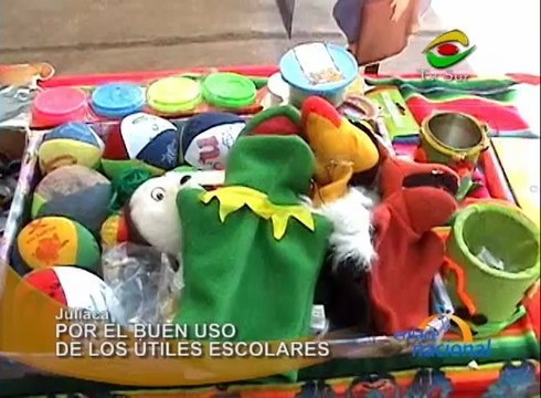 En Juliaca, escolares salieron a las calles de la ciudad para resaltar el buen uso de los textos educativos entregados por el ministerio de Educación.