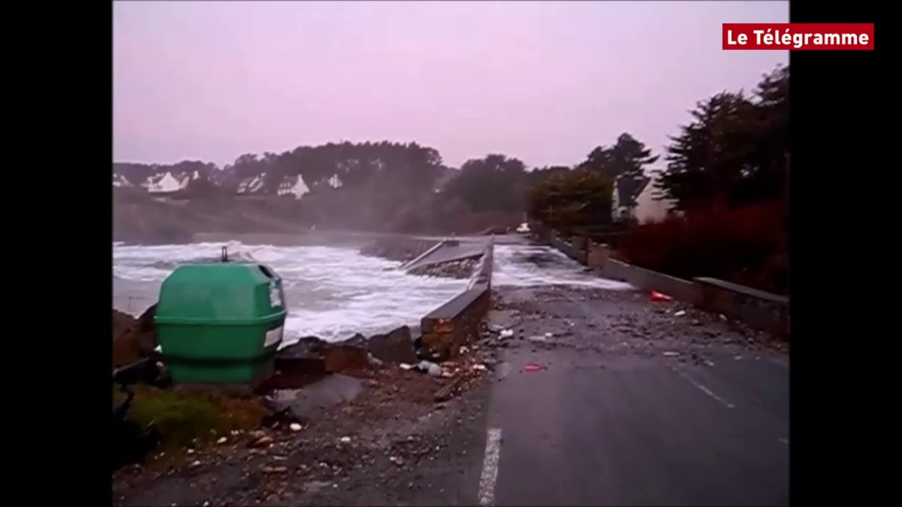Crozon (29). Mer agitée plage de Postolonnec