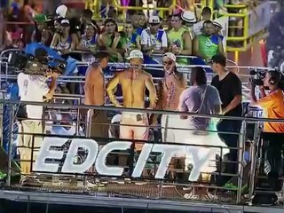 Ronaldinho Gaucho canta e vai para galera no Carnaval de Salvador 2014