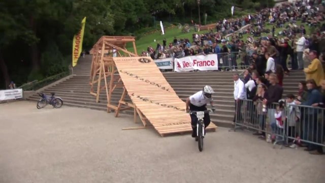Policier à VTT chute lourdement à 2 reprises!