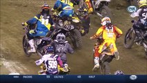 Accident impressionnant en Supercross : un pilote chanceux!