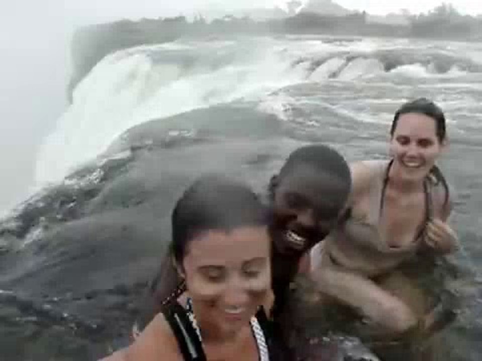 Juegan al borde de cataratas