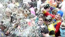 Granville : la bataille de confettis en VIDEO !