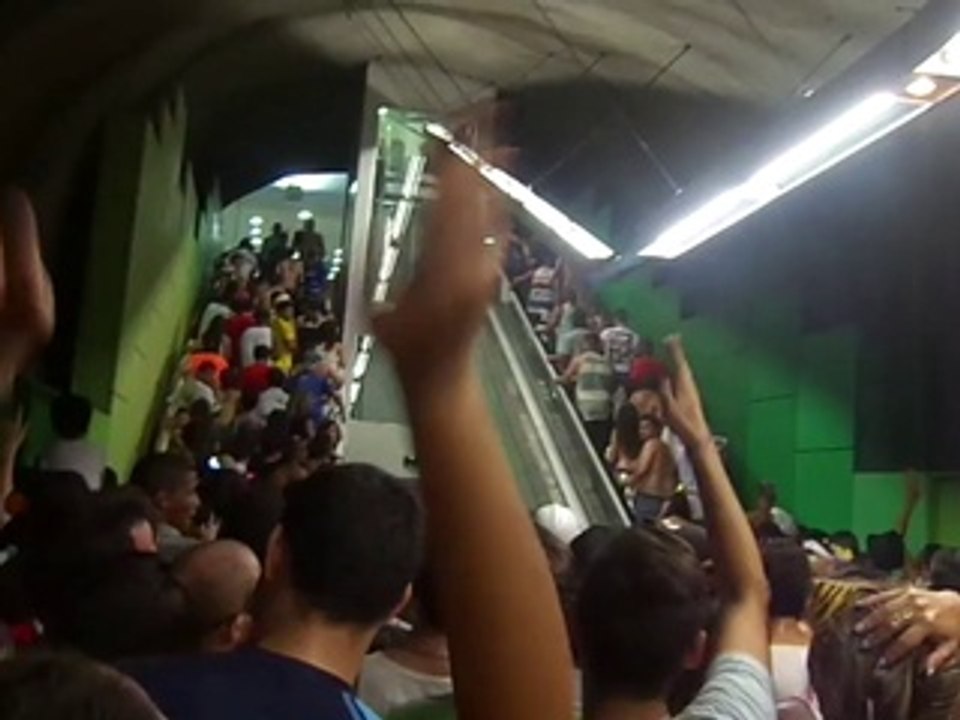 Sortie du métro à IPANEMA - Rio de Janeiro - Carnaval 2014