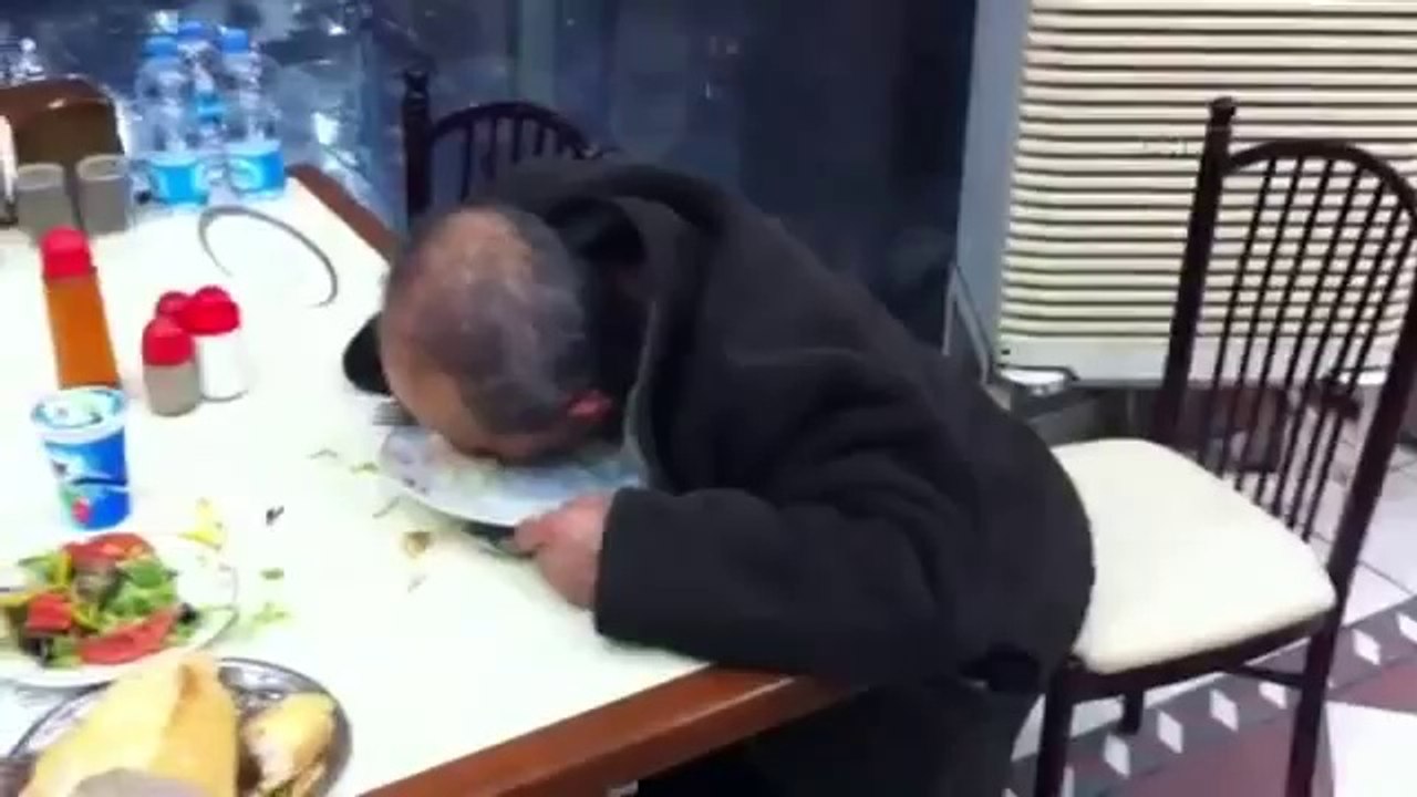 Samsun'da Yemek Yemeye Çalışan Sarhoş adam