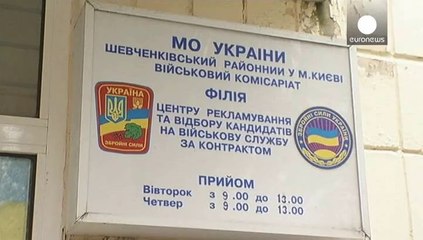 Ucraina: volontari in coda davanti agli uffici militari di reclutamento