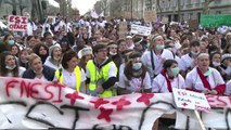 Les élèves infirmiers dans la rue pour manifester leur colère