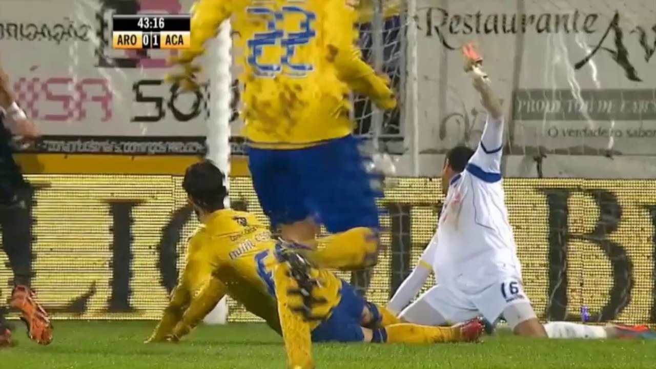 Tückischer Aufsetzer! Torwart greift daneben