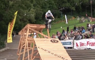 Violent crash of a Policeman riding the Downtown Montmartre Paris