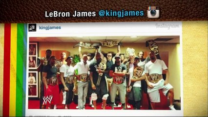 لاعب كرة سلة شهير يهدي زملائه نسخ من حزام بطولة WWE (فيديو)