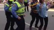 Un policier danse le Wobble à Mardi gras pour le Carnaval de la Nouvelle Orléans! Marrant...