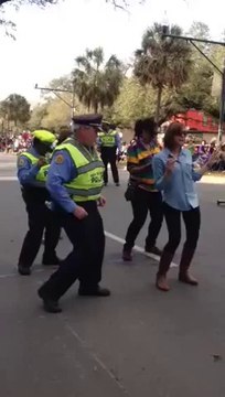 Un policier danse le Wobble à Mardi gras pour le Carnaval de la Nouvelle Orléans! Marrant...