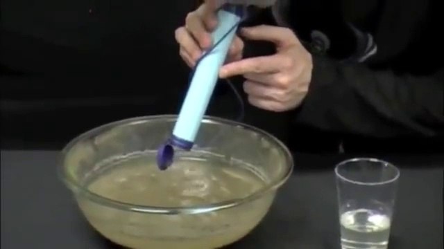 Une paille qui rend l'eau potable : LifeStraw Demonstration