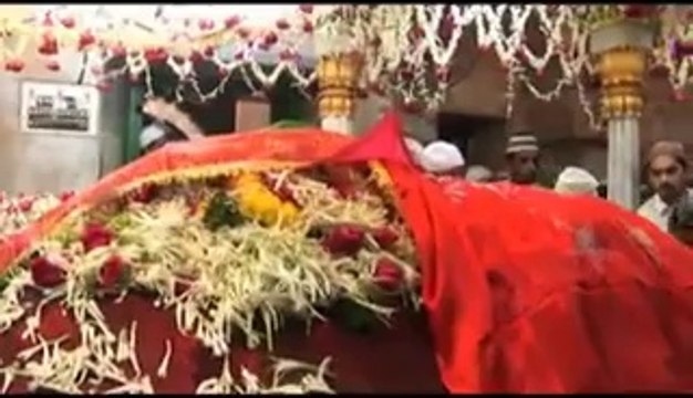 Indian Temple - Prayers at Mahim Dargah - Mumbais Oldest Dargah - Famous Indian Shrines
