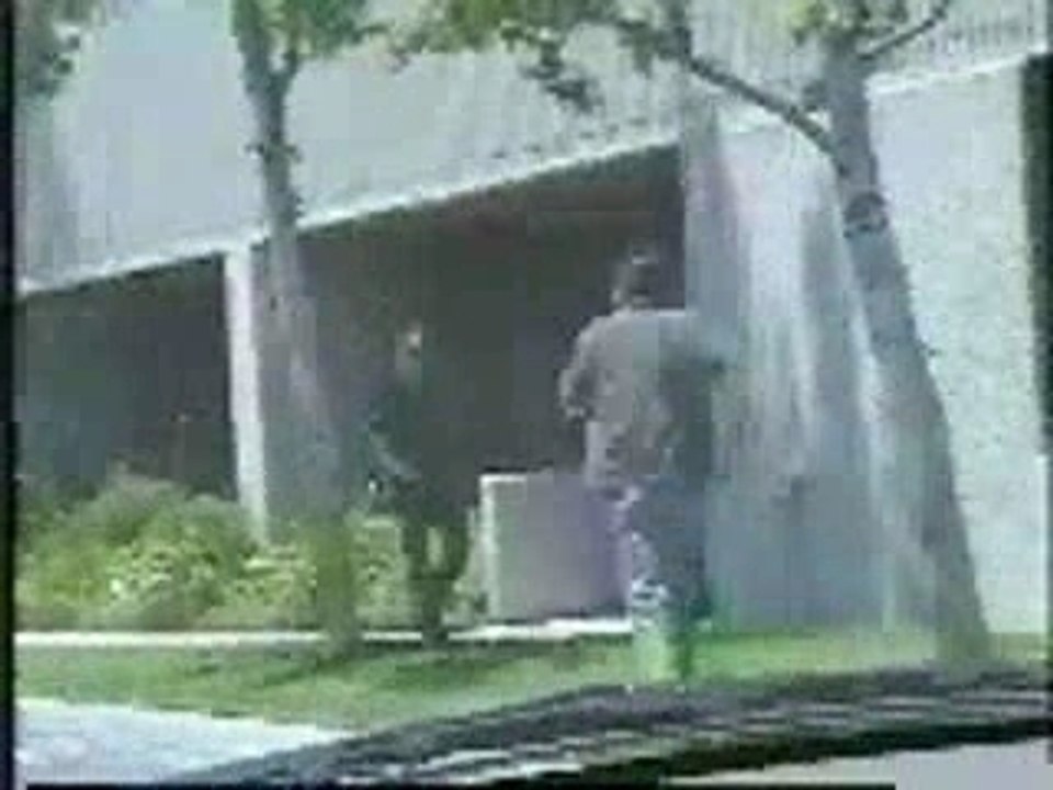 Funny - Guy gives the finger to a cop