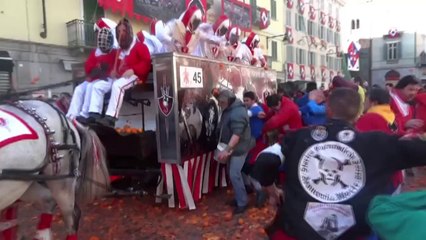 Bataille traditionnelle d'oranges à Ivrea en Italie