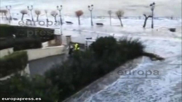 Las olas inundan las calles de Santander