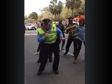 Policiers de la Nouvelle-Orléans dansent à Mardi Gras