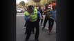 Policiers de la Nouvelle-Orléans dansent à Mardi Gras