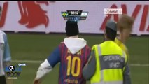 Tifoso invade il campo e bacia Lionel Messi