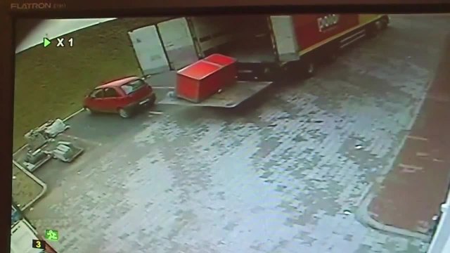 Un homme écrasé par un frigo