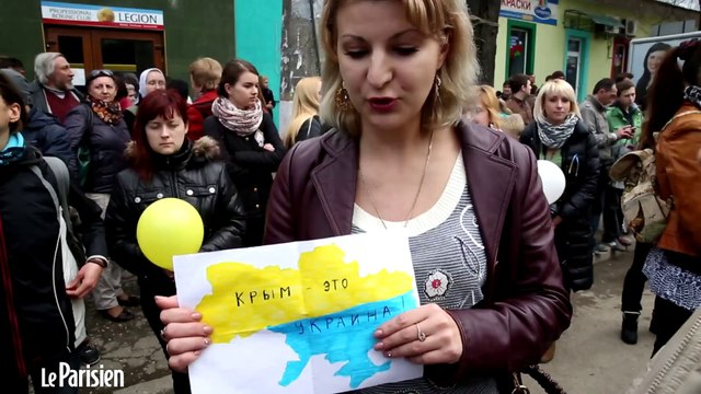 Crimée : les pro-Ukrainiens manifestent face aux pro-Russes