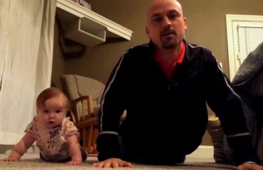 Babasıyla Beraber Egzersiz Yapan Sevimli Bebek