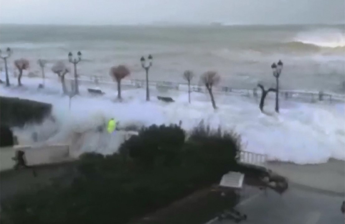 Zap télé: Mini-tsunami en Espagne... Des toilettes qui chantent la Marseillaise