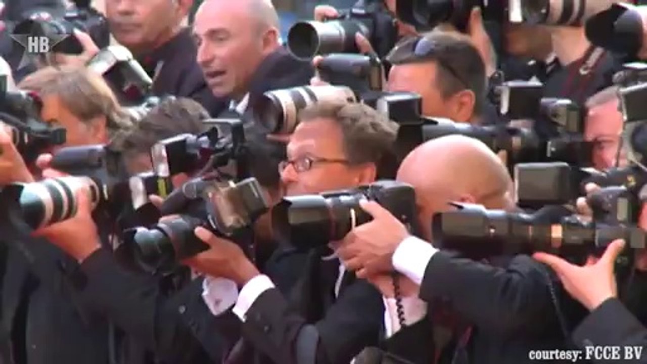 Ellen DeGeneres Group SELFIE at Oscars 2014 with Jennifer Lawrence, Brad Pitt, Meryl Streep