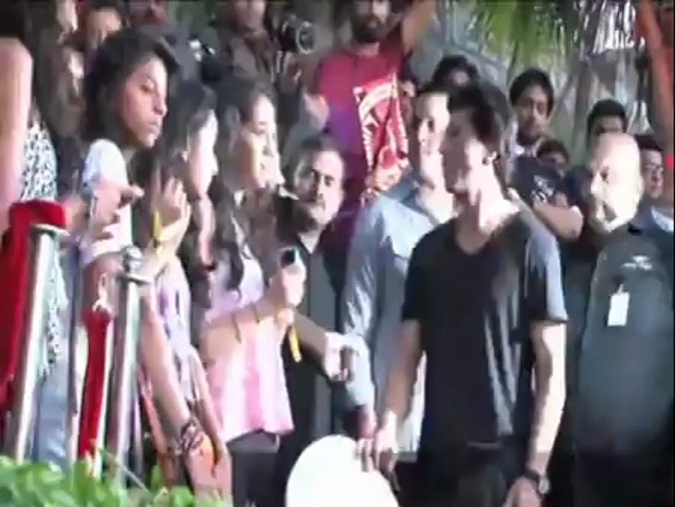 Shah Rukh attends YouTube fest with daughter