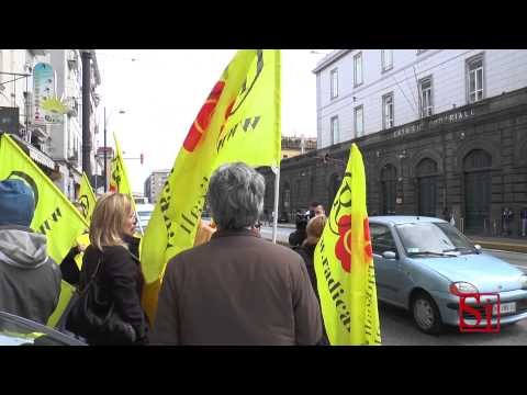 Napoli - La protesta di Poggioreale per i detenuti -2- (04.03.14)