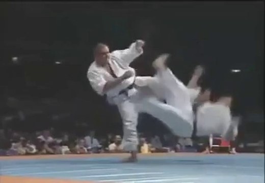 Violent coup de pied dans la tête et K.O en Karaté! Bruit de mort!