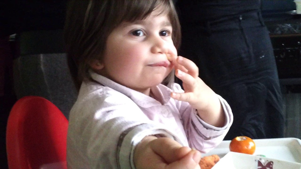 petiite fille qui veux donner sa crotte de nez