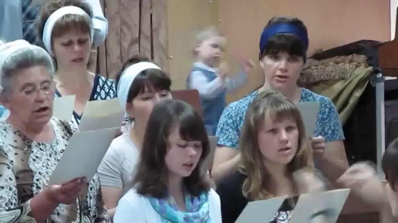 Trop forte cette petite chef d'orchestre en herbe !