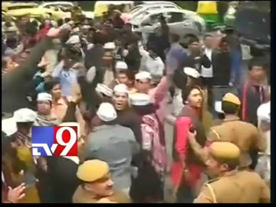 All out war between BJP and AAP supporters