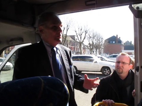 Jacques Mellick en campagne à Béthune en mini-bus