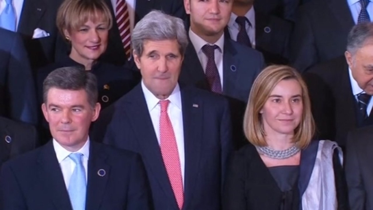 Kerry, Lavrov and EU ministers pose for group photo in Rome