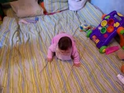 Maïwenn marche à quattres pattes! 2