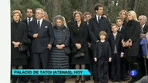 La reina Sofía con su familia asiste a una ceremonia religiosa por los 50 años de la muerte de su padre, en Grecia.