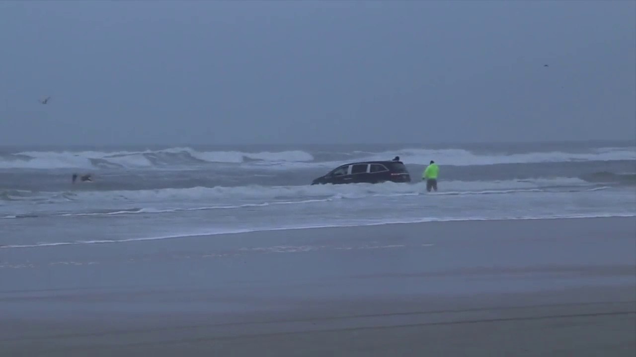 Une maman tente de noyer ses enfants en jetant sa voiture à la mer!