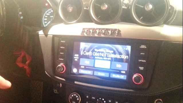 Démonstration du système Carplay d'Apple dans une Ferrari FF - Genève 2014