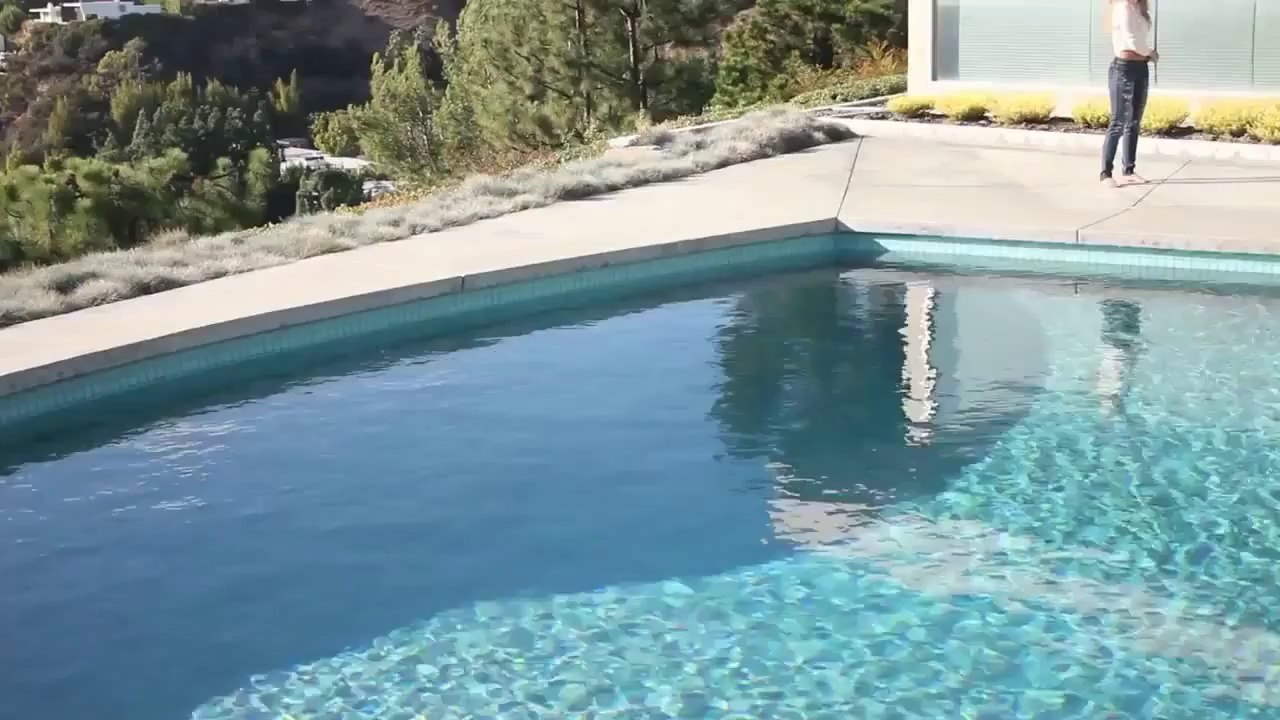 Shakira behind the scenes (Womens Health Magazine)