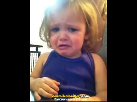 Anne Babasının Düğün Videosunu İzleyip Ağlayan Kız