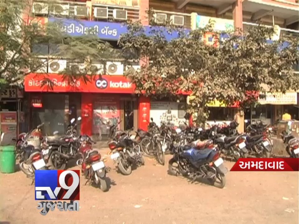 Robbers loot Rs.4 lakh from bank staff in Ahmedabad - Tv9 Gujarati