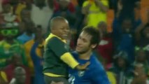 Un enfant rentre sur le terrain n plein match de Foot Brésil - Afrique du Sud... Enorme!