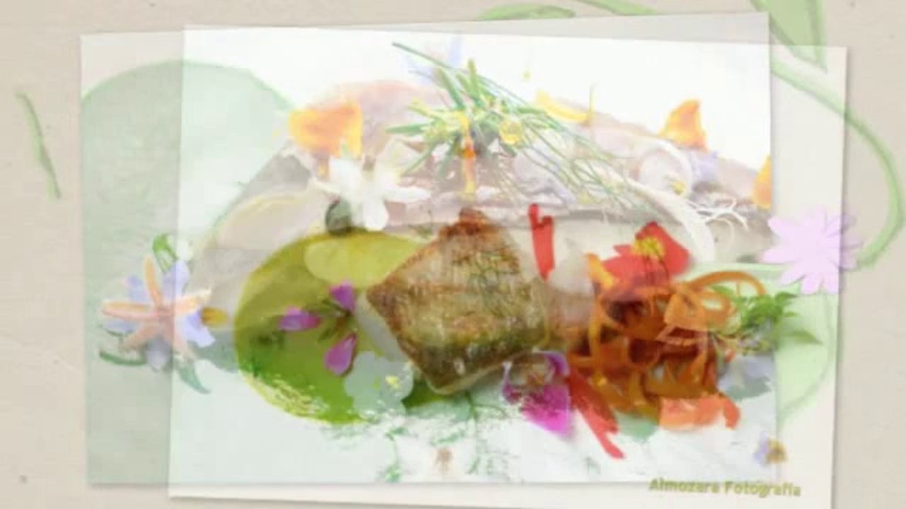 Salón de Gourmets con Flores en la mesa